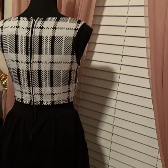 Black and white dress - Picture 7 of 7